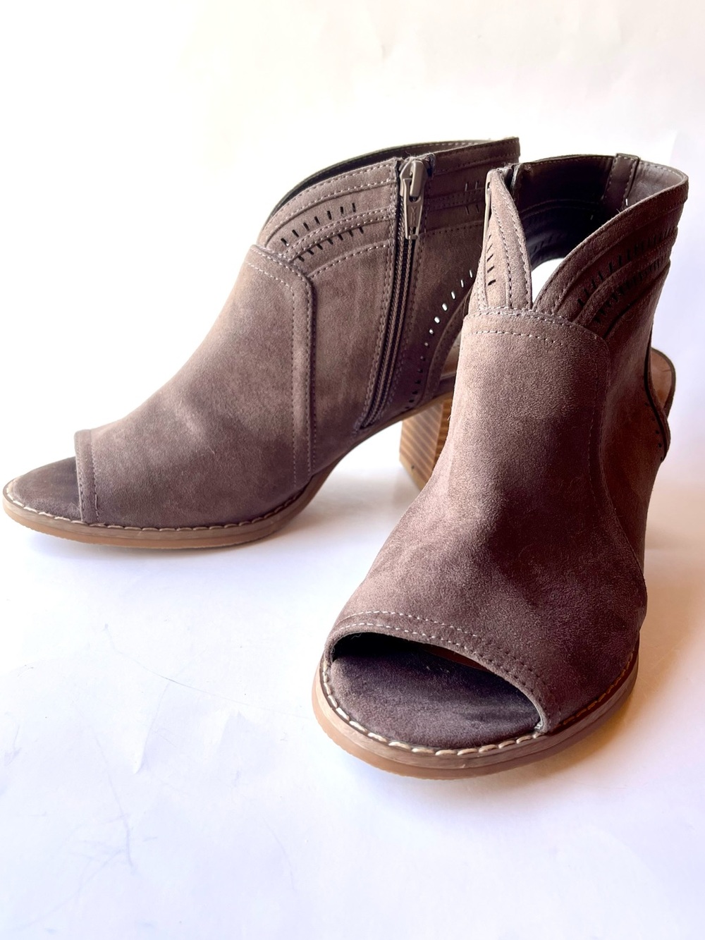 Sonoma Suede Peep-Toe Block Heel Ankle Bootie - Taupe Size 7.5 - Picture 9 of 11